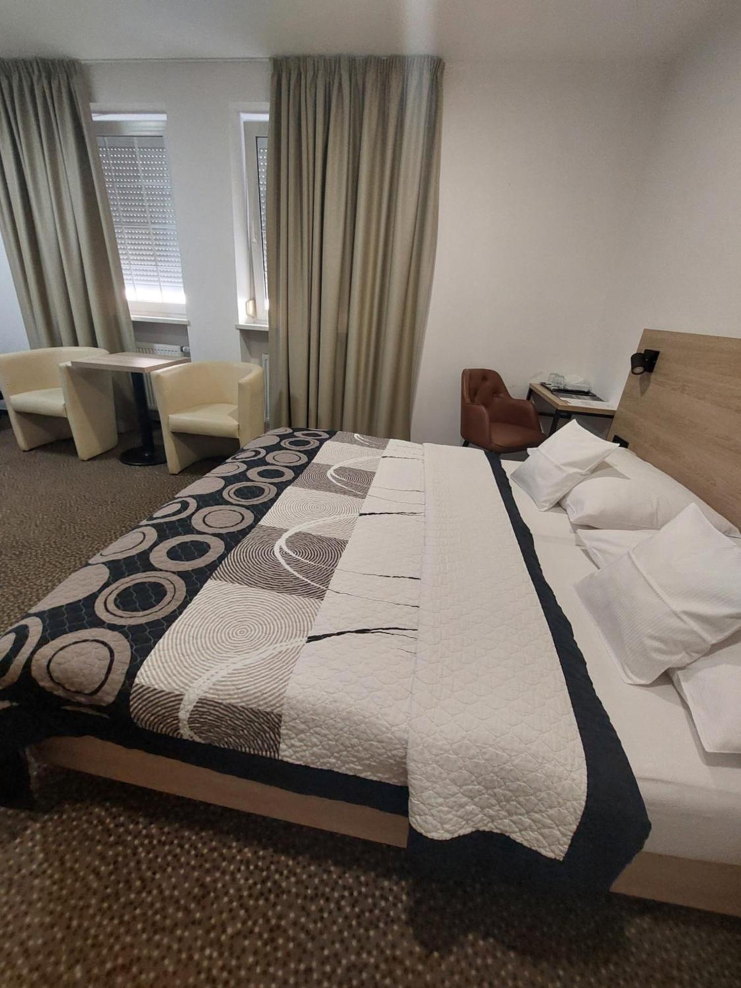 Hotel Avion Прага Екстериор снимка