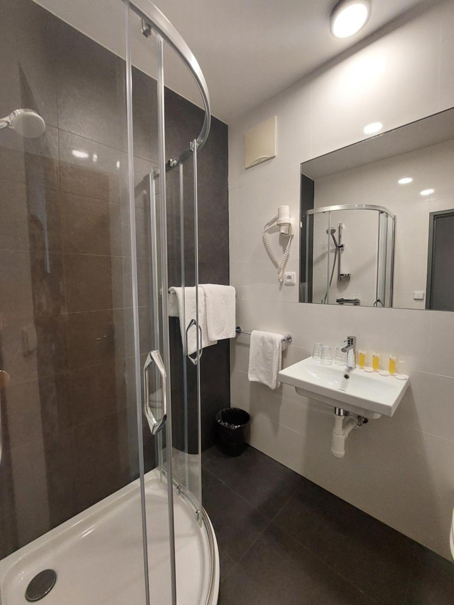 Hotel Avion Прага Екстериор снимка